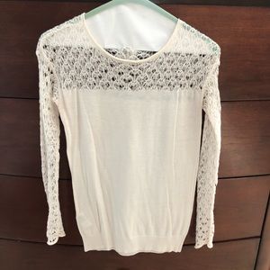 Sweater with lace knitted sleeves.